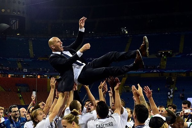 Teknik direktör Zidane oyuncular tarafından havaya atıldı