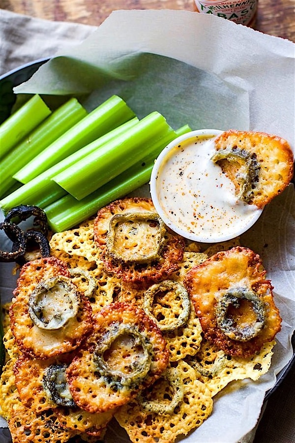 1. Жареный сыр с острым красным перцем