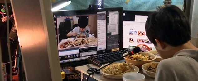 "Canlı yayında yemek yeme" etkinliği olan Mukbang'i yapan bu BJ Patoo isimli genç ise bir gecede 1500 dolar kazanıyor.