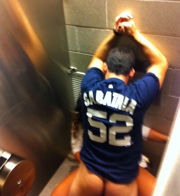 5. Yankee Stadyumu'nun tuvaletlerinden zehir zemberek görüntüler.