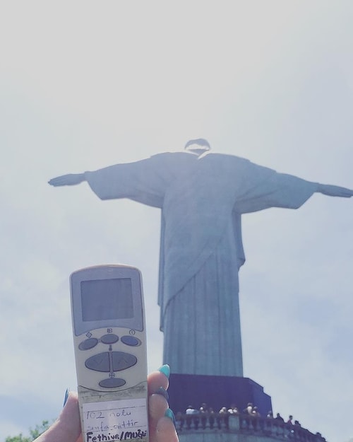 Özgürlüğü kısıtlanan zavallı klima kumandasının ilk adresi Rio De Janeiro oluyor. Sahillerin tadını çıkarıp turistik mekanları geziyor...