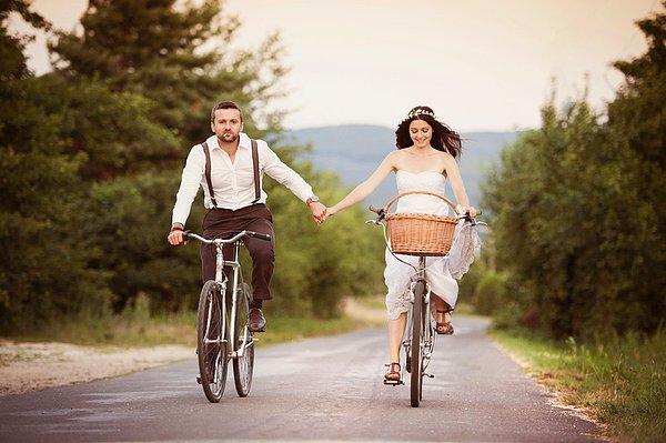 "Evlenmiş olmamız birbirimizden bağımsız bireyler olmadığımız anlamına gelmiyor" diyorsanız ve biraz da eşitlikçi bir insansanız, iki bisikletle yan yana da gidebilirsiniz.