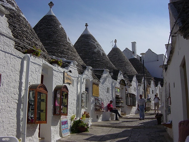 10. Alberobello, İtalya