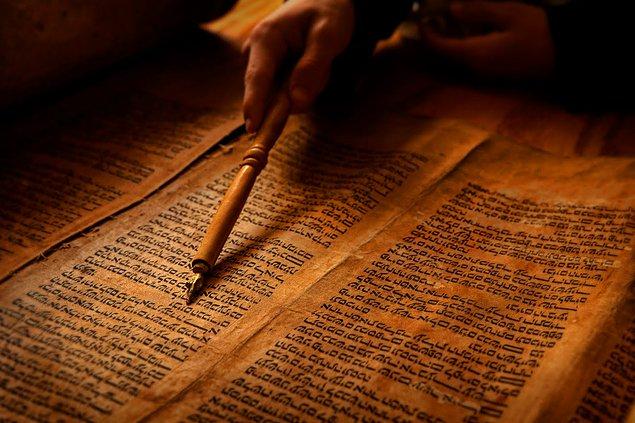 Orijinal metne bakıldığında ayetteki 666 sayısının İbranice yazıldığını görüyoruz.