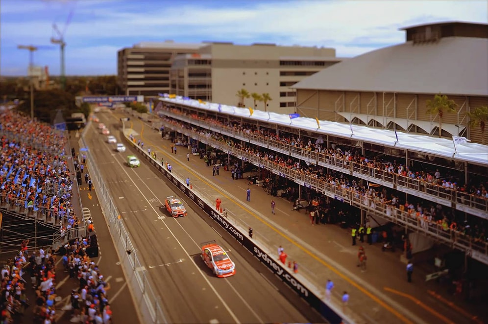 Tilt Shift Fotoğrafların Harika Oyuncak Etkisi Bu Sefer de V8 Süper Araba Yarışında!