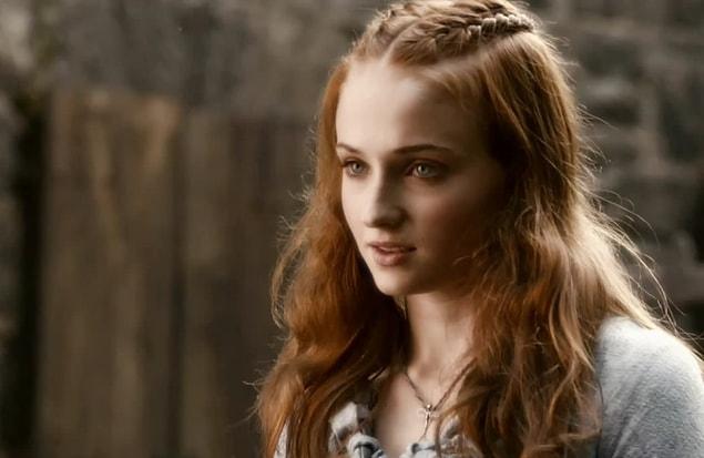 3. Sophie Turner, aka Sansa, had a hard time singing in front of people in the episode Blackwater Battle. Sophie, who doesn't like her voice, had to sing her song in a room full of strangers.