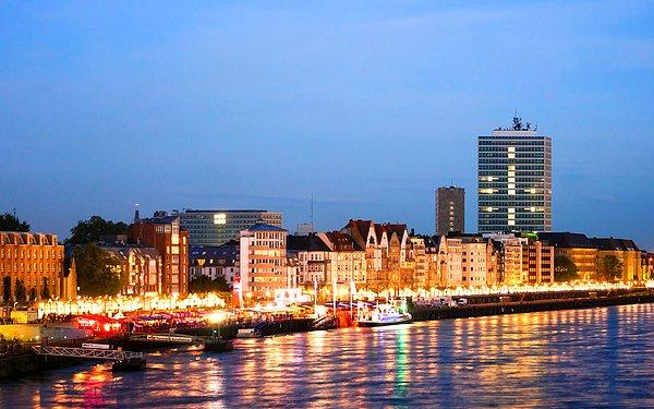 11. Ren nehri kenarında şöyle huzurlu bir yürüyüş yaparken, Avrupa’da bile olsa kendini yabancı hissetmek istemeyenler için: Düsseldorf