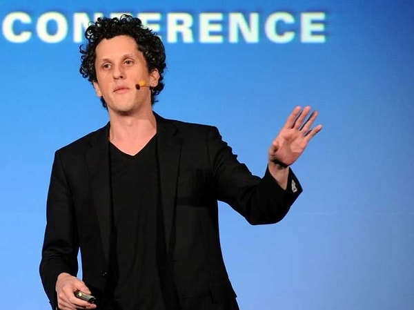 5. Гендиректор Box Аррон Леви проверяет почту прямо в постели.