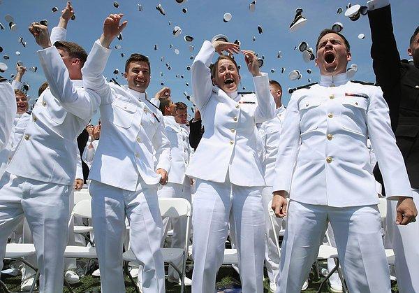 ABD Deniz Piyade Akademisi mezuniyet kutlaması yapıyor. 2016 yılında ilk defa kadınlar erkeklerle aynı üniformayı giydiler.