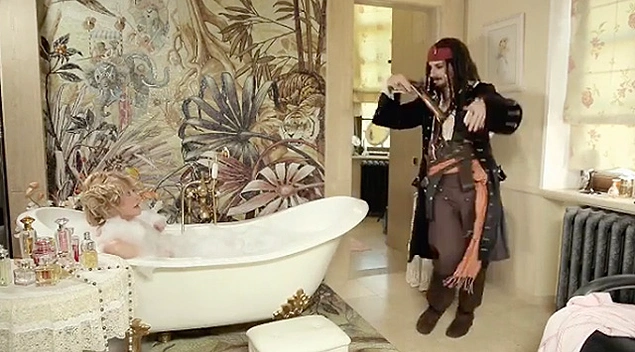 Для этого примадонна даже снялась обнаженной в ванне собственного замка.