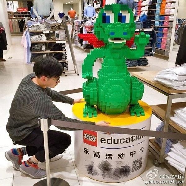 22 yaşındaki Zhejiang Üniversitesi mezunu Zhao, hobi olarak legodan heykeller yapıyor. Özenle detaylandırılmış heykellerde binlerce lego parçası kullanıyor.