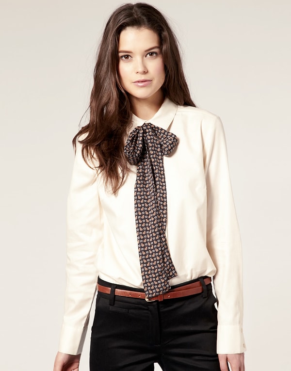 4. "Терпеть не могу, когда моей груди уделяется больше внимания, чем моему лицу! Поэтому я стараюсь как можно лучше спрятать ее".