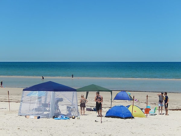 4. Не поскупитесь на тент: так ваши малыши не получат тепловой удар, да и в теньке приятно отдохнуть