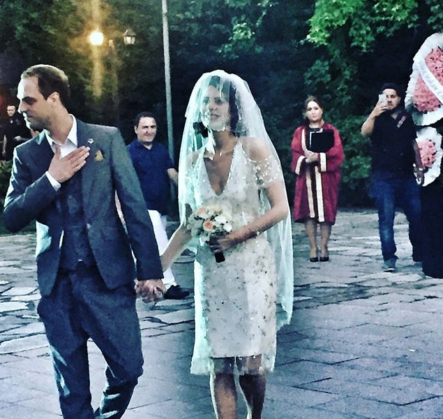 Paramparça dizisinde Dilara rolünü canlandıran başarılı oyuncu Ebru Özkan ile 1 yıldır beraber olan Ertan Saban hayatlarını birleştirdi..