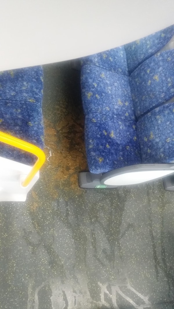 7. Вагон после веселой и зажигательной ночи.