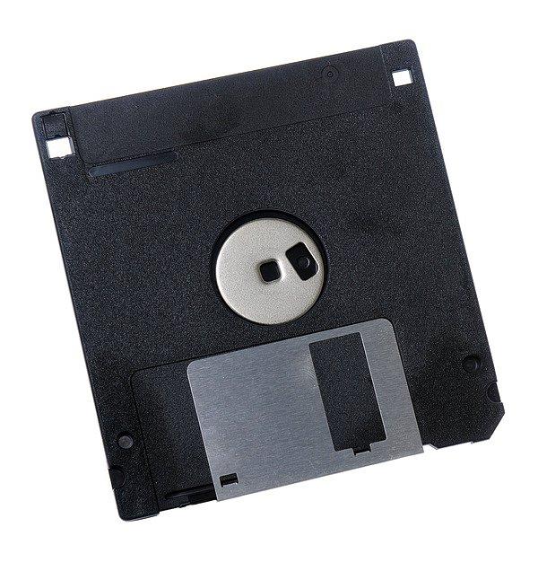 6. Genel olarak Çift yönlü (HD) 3,5" disketlerin hafıza kapasiteleri 1,44 MB olsa da dönemine göre işlevi oldukça fazlaydı. 😁