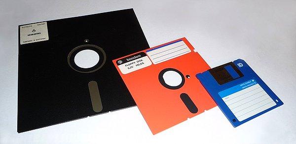 3. En yaygın olarak kullanılanı 3,5 inçlik olan disketlerdi. Ama geçmişte 5,25 inçlik ve 8 inçlik olanları da kullanılmıştır.