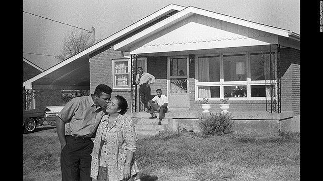 1963 yılında evlerinin önünde annesini öperken