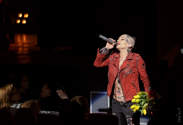 19. В 2013 году она даже почти прошла на американское шоу X-Фактор, но в результате предпочтение отдала российскому «Голосу»