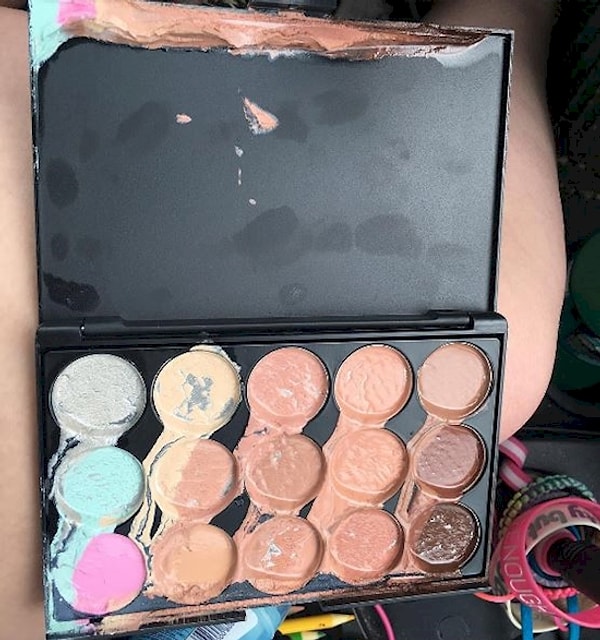 10. Или нечаянно оставила косметику в машине на солнцепеке: