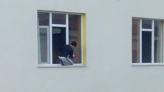 5. Kattaki Kur'an Kursunun Camlarını Çocuğa Sildirdiler