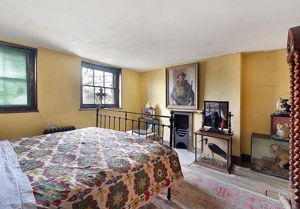 10. В этой, к примеру, находятся чучела животных и портрет солдата, взирающего на вас со стены