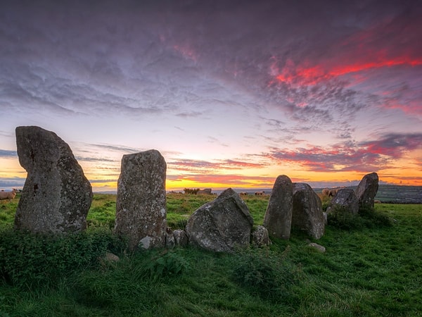 4. В Донеголе, Северная Ирландия, вы можете найти Beltany stone circle. Ансамбль был сооружен между 1400-800 гг. до н.э. и состоял из 64 камней.