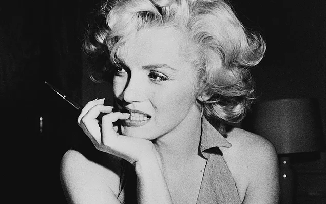 Marilyn Monroe'nun Ağustos 1962'deki ölümü üzerine halk yasa boğuldu, medyada intihar konusu geniş olarak yer buldu.