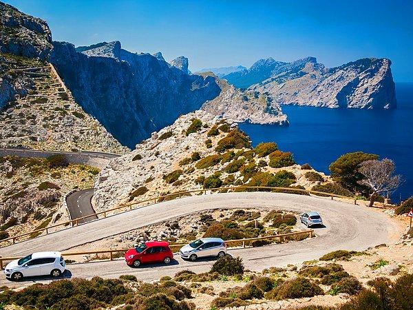 19. Ucu denizle sonlanan uçurumlardan oluşan Cap de Formentor yolu İspanya'nın Mayorka Adası'nda bulunuyor. Yükseklik korkusu olanlara pek uygun olmayan otoyol, harika plaj ve dağ manzarasına sahip.
