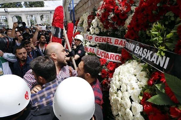 Dün Fatih Camii’nde polisler Kadir Cihan Karagözlü ve Gökhan Topçu’nun cenaze namazı öncesi Kılıçdaroğlu’nun çelengi parçalanmıştı