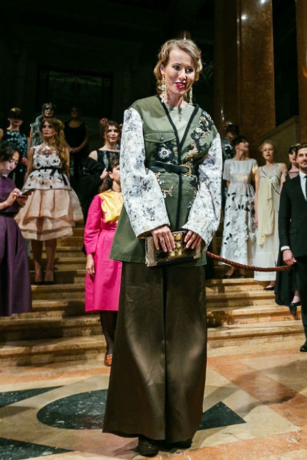 3. На вечере Ксения прикрывала живот руками