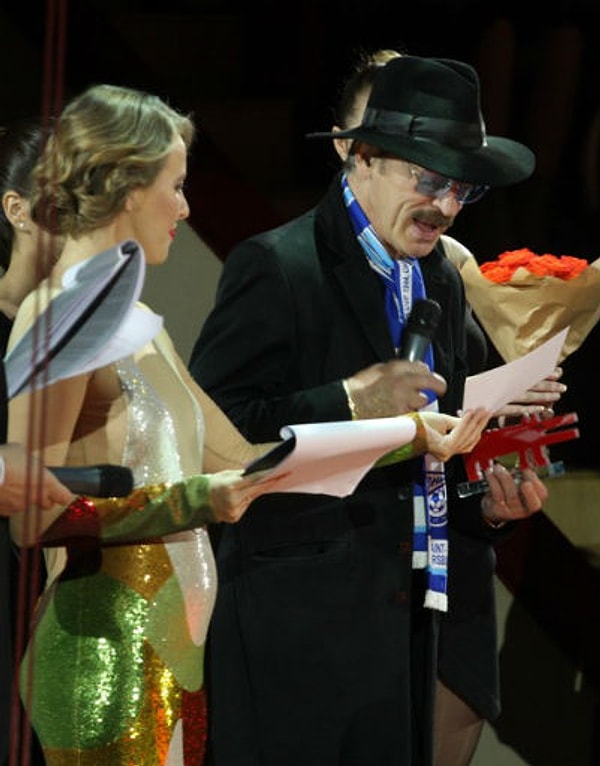 4. На церемонии вручения премии журнала «Собака.ru» Собчак предстала в настолько облегающем платье, что у питерской публики не осталось сомнений в том, что Ксения ждет ребенка