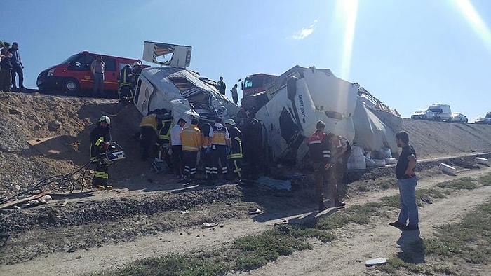 Konya'da TIR ile Minibüs Çarpıştı: 10 Kişi Can Verdi...