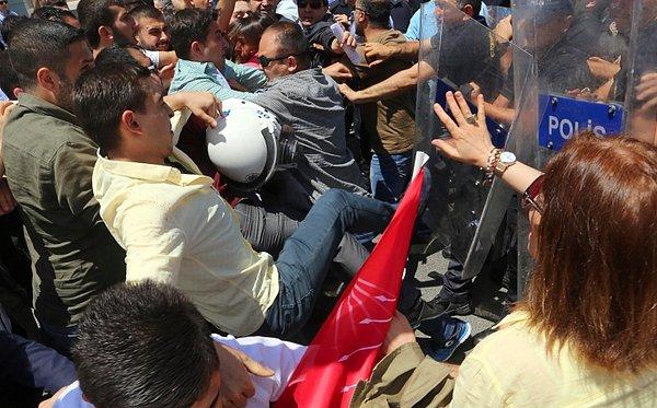 AKP genel merkezine yürüyen CHP’lilere biber gazı