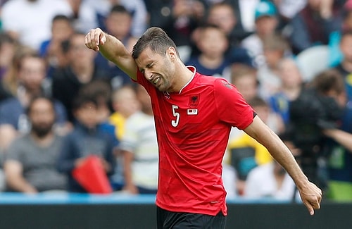 Turnuva'nın ilk kırmızı kartı Arnavutluk Milli Takımı'nın kaptanı Lorik Cana'ya çıktı