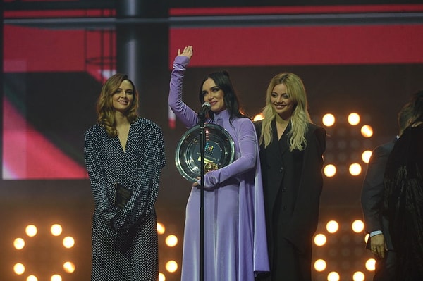 4. Лучшая поп-группа — SEREBRO