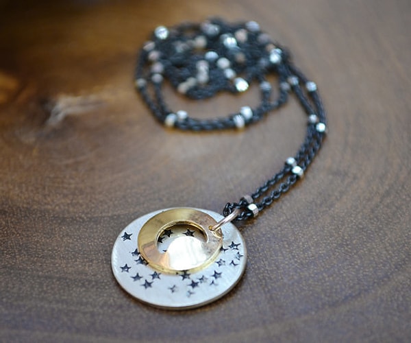 23. Ожерелье с луной и звездами
