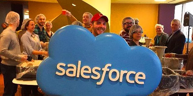 Salesforce şirketi çalışanları ise yılda 6 gün 'gönüllülük çalışması' yapmaları için ücretli izin alıyor ve bununla birlikte her birine istedikleri STK'ya bağışlamaları için 1000 dolar veriliyor.