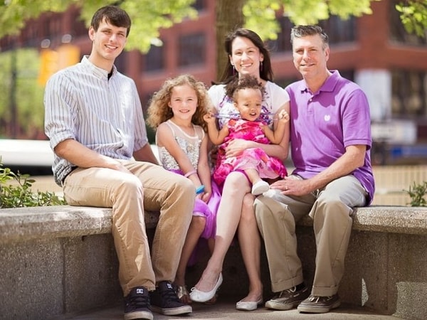 3. Сара и Джим Конинг удочерили Даниэль 8 июня, до этого она жила в их семье, находясь на патронатном воспитании.