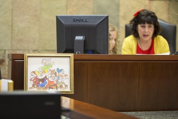 5. Даже судья оделась, как Белоснежка!