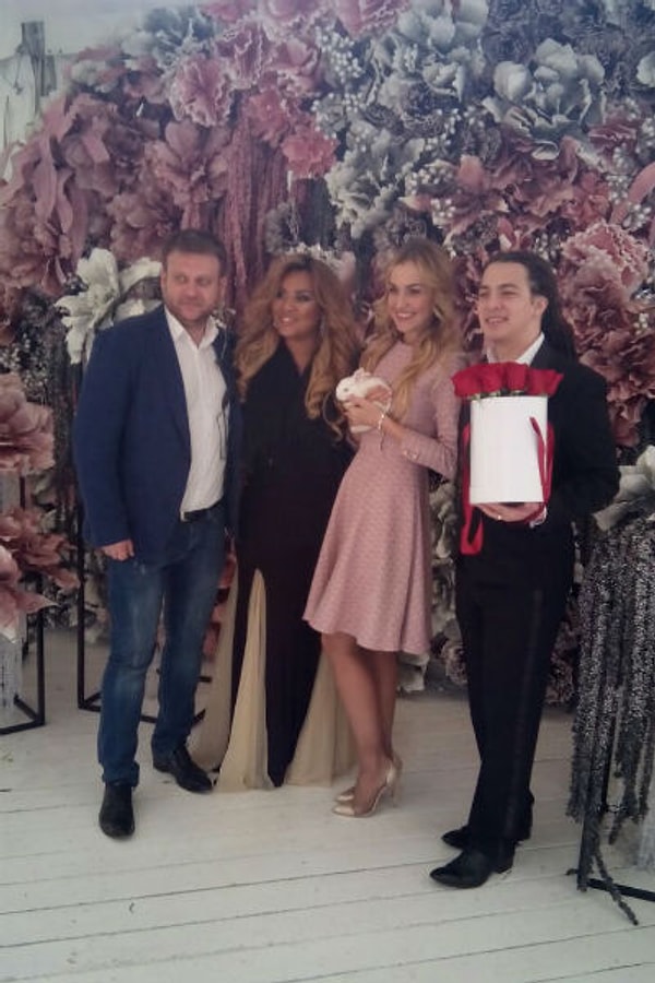 5. Одними из первых молодоженов поздравили Корнелия Манго с женихом и Анна и Дмитрий Городжие