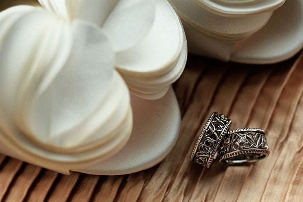 6. Обручальные кольца, на которых можно увидеть инициалы Нелли и Кирилла, пара заказывала в ювелирном доме Uvelir Moscow