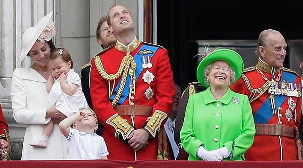 Bu özel gününde yeşil bir elbise giymeyi tercih eden Kraliçe Elizabeth, Buckingham Sarayı’ndan halkı selamladı.