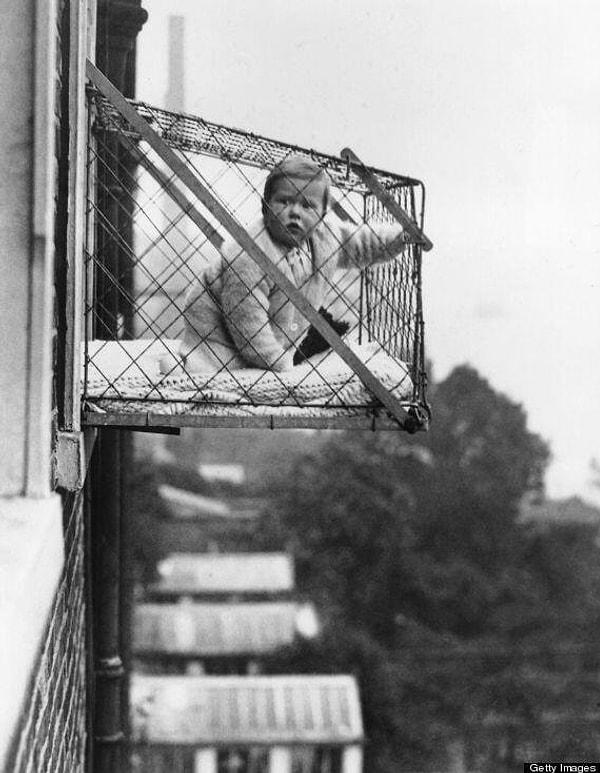 8. 1930'lu yıllarda Londra'da bahçesiz evlerde küçük çocukların hava alması için pencere kenarına kurulan bir kafes.