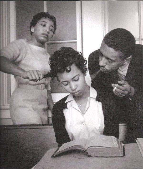 13. Amerika'daki siyahi aktivistler için sakinleşme dersleri. Öğrenci kız bu hareketle karşılacağı için tepki vermemeye, sakin olmaya çalışıyor. (1960)