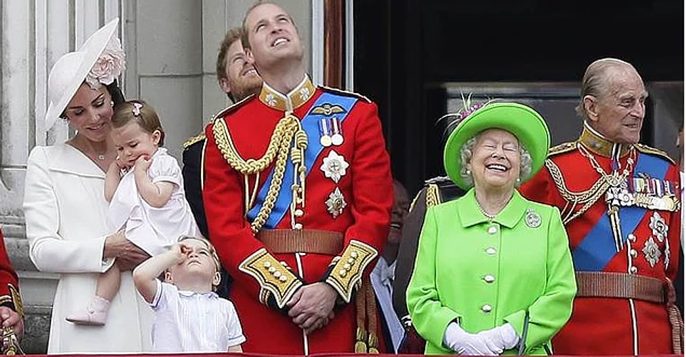 В сети троллят зеленое пальто Королевы Елизаветы II