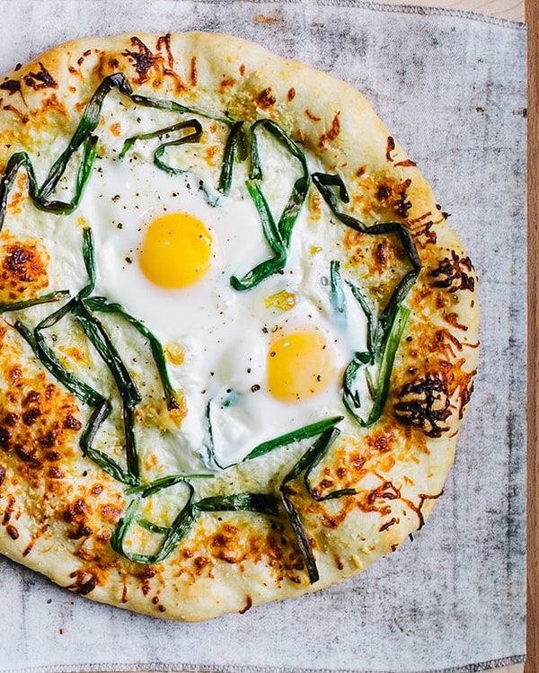 6. Yumurta ve Yeşil Soğanlı Anadolu Usulü Pizza