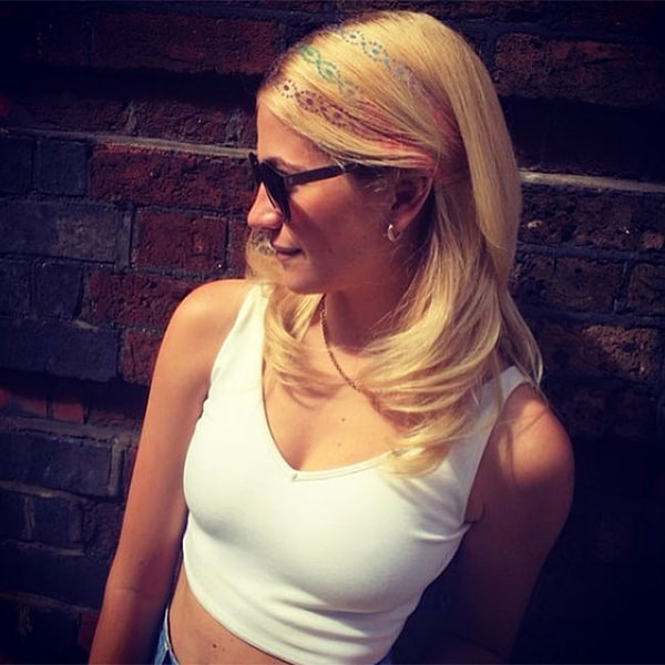 Впрочем, у моделей они выглядели настолько вызывающими, что сделать их "уличной модой" долгое время никто не решался.