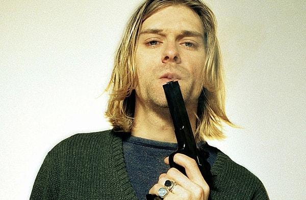 5. Örneklerden bir diğeri de özellikle genç insanlar arasında büyük bir hayran kitlesine sahip olan Kurt Cobain'in intiharı.