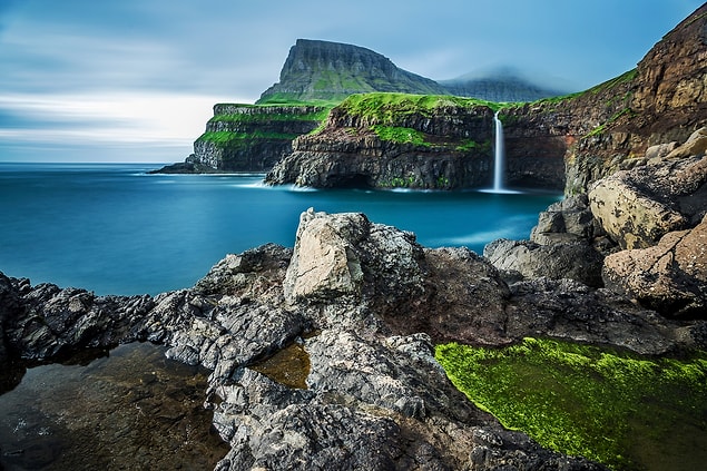 Yeşilin ve mavinin her tonunu doya doya seyredebileceğiniz Gasadalur Faroe Adaları